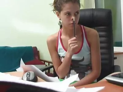 Brunette Girl Domalt gratis porno youtube en Stung