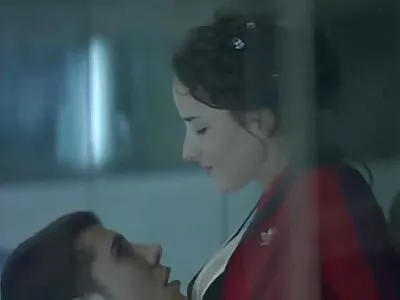 Vis gratis porno online vastgebonden en neukende vrouw