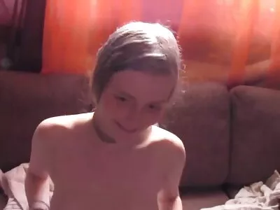 Een man leert in het geheim een gratis pornofilm ​​ondeugende Freeloader Haley Reed aan zijn sperma