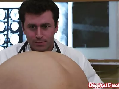 Stoute meisjes met maskers vielen een volwassen man aan gratis pornofilm hd en neukten hem in een busje