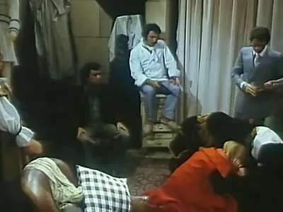 Het thai pornofilm meisje met de bril kwam in haar harige kutje