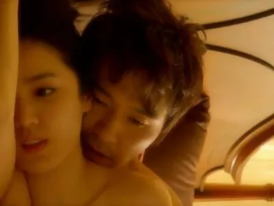 Ze zet haar vriendin in een strak poesje gratis pornofilm